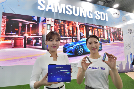 지난해 10월 서울 삼성동 코엑스에서 열린 '인터배터리 2018' 전시회에서 모델들이 삼성SDI의 전기차용 배터리(왼쪽부터 각형, 원통형) 셀과 모듈, 팩 기술 등을 소개하고 있다. <삼성SDI 제공>